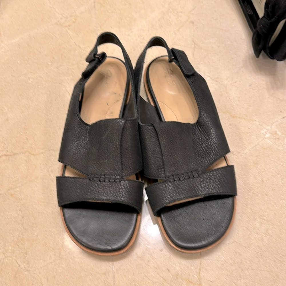 Clarks black sandals 8M